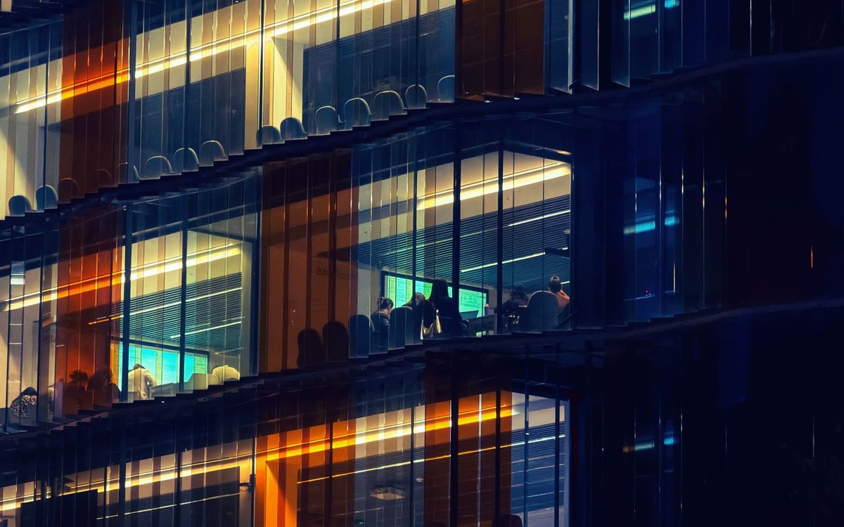国际化城市的夜间办公建筑